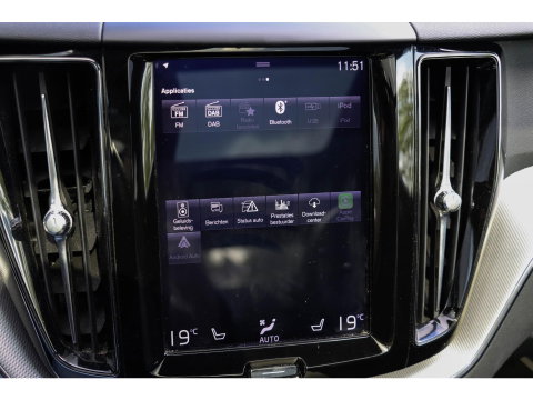 Volvo XC60 T8 AWD R-design Luchtvering | Pano | Harman Kardon | Trekhaak | Dealeronderhouden