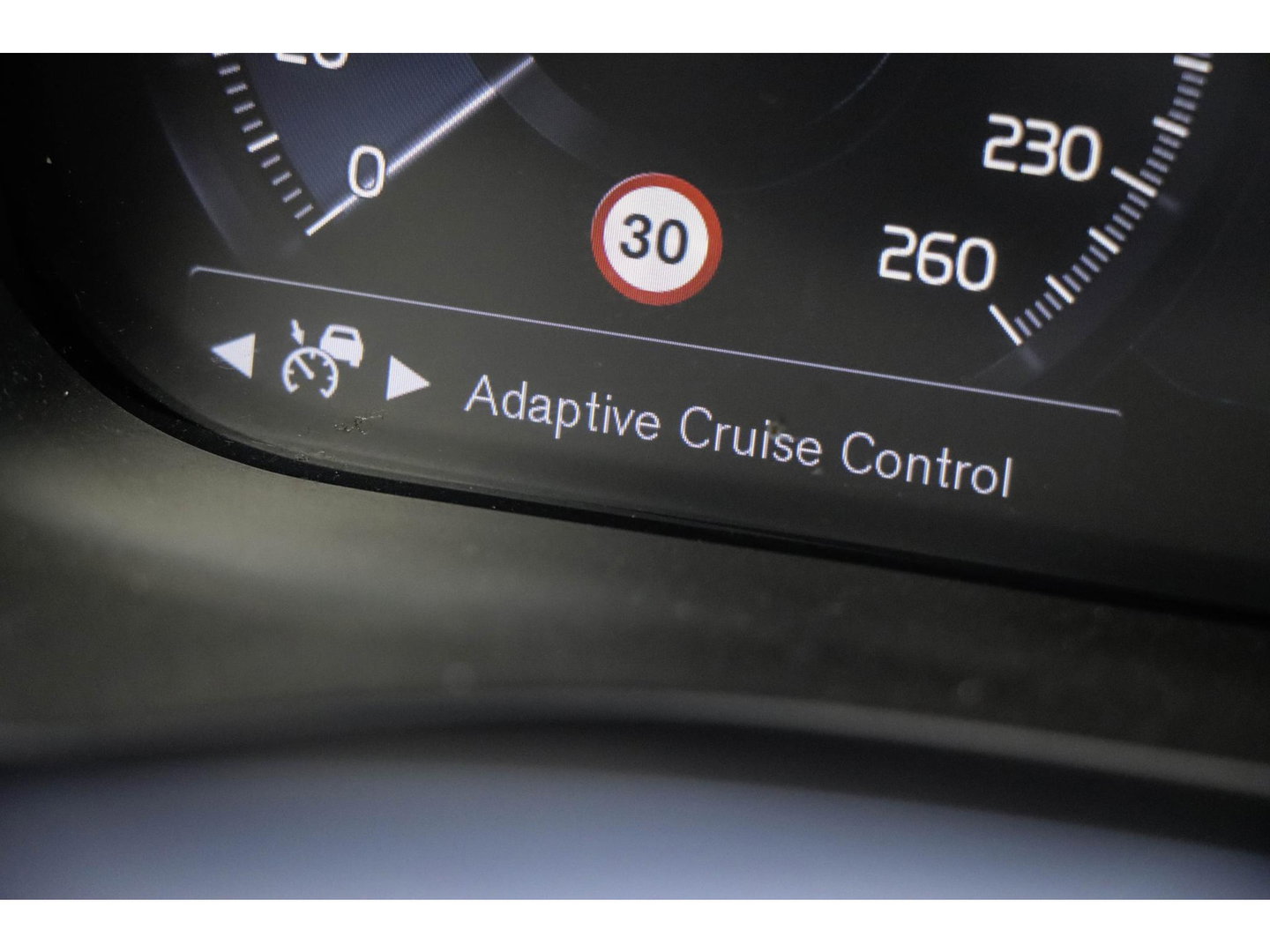 Volvo XC60 T8 AWD R-design Luchtvering | Pano | Harman Kardon | Trekhaak | Dealeronderhouden