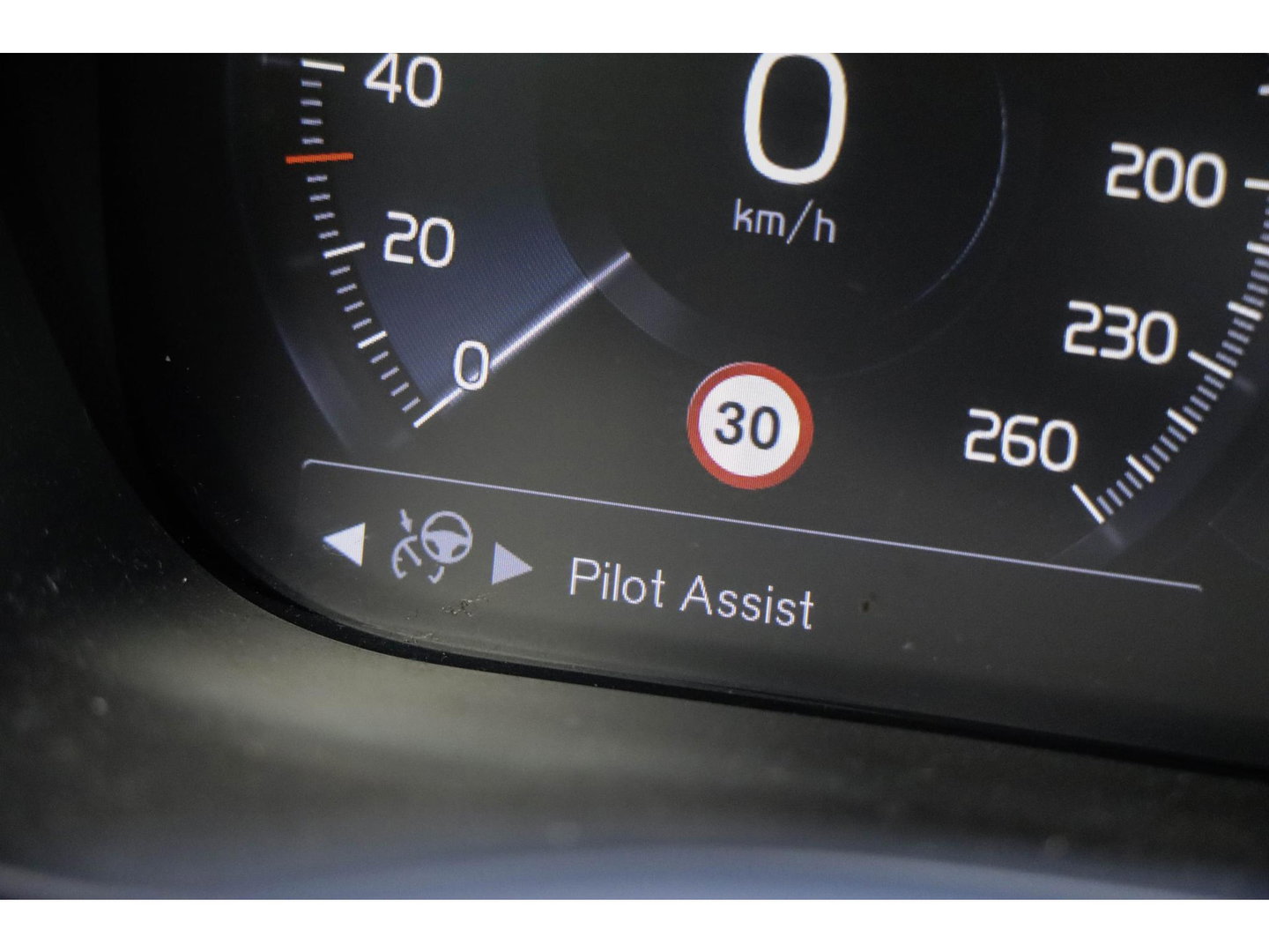 Volvo XC60 T8 AWD R-design Luchtvering | Pano | Harman Kardon | Trekhaak | Dealeronderhouden
