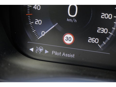 Volvo XC60 T8 AWD R-design Luchtvering | Pano | Harman Kardon | Trekhaak | Dealeronderhouden