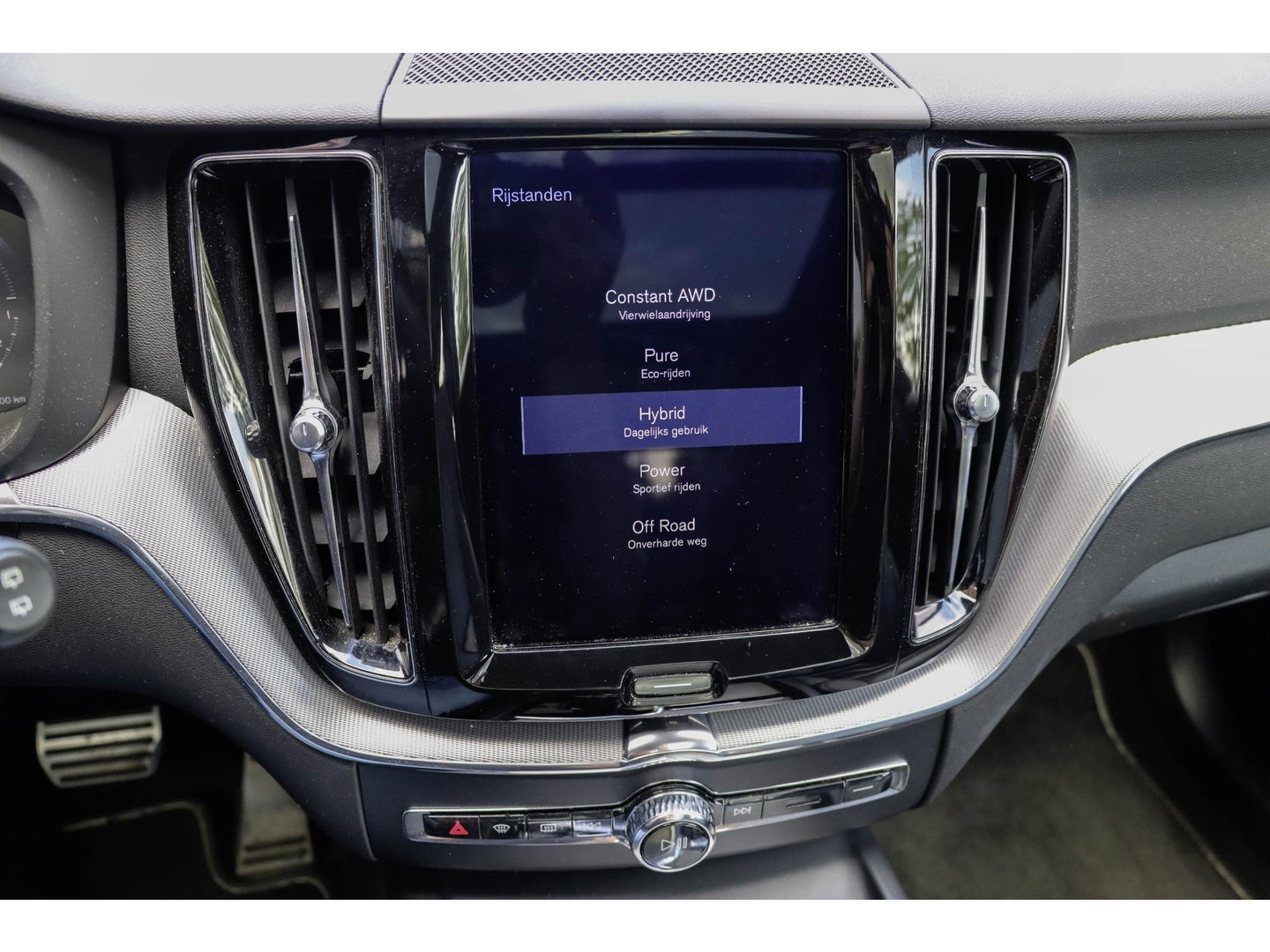 Volvo XC60 T8 AWD R-design Luchtvering | Pano | Harman Kardon | Trekhaak | Dealeronderhouden