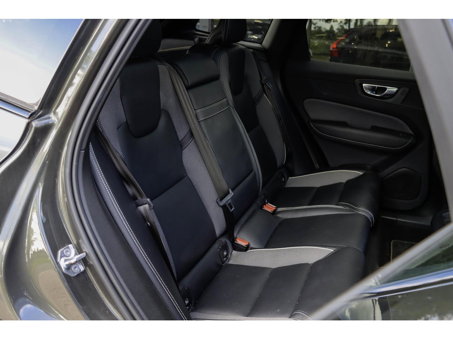 Volvo XC60 T8 AWD R-design Luchtvering | Pano | Harman Kardon | Trekhaak | Dealeronderhouden