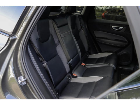 Volvo XC60 T8 AWD R-design Luchtvering | Pano | Harman Kardon | Trekhaak | Dealeronderhouden