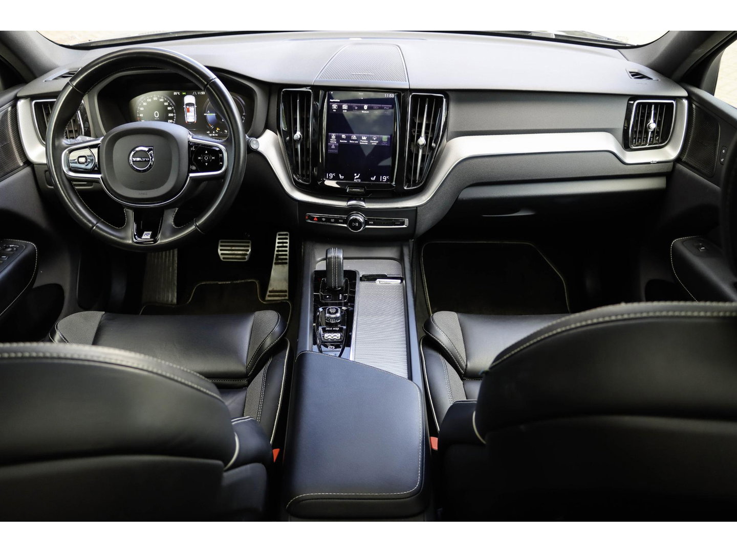 Volvo XC60 T8 AWD R-design Luchtvering | Pano | Harman Kardon | Trekhaak | Dealeronderhouden