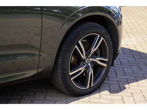 Volvo XC60 T8 AWD R-design Luchtvering | Pano | Harman Kardon | Trekhaak | Dealeronderhouden
