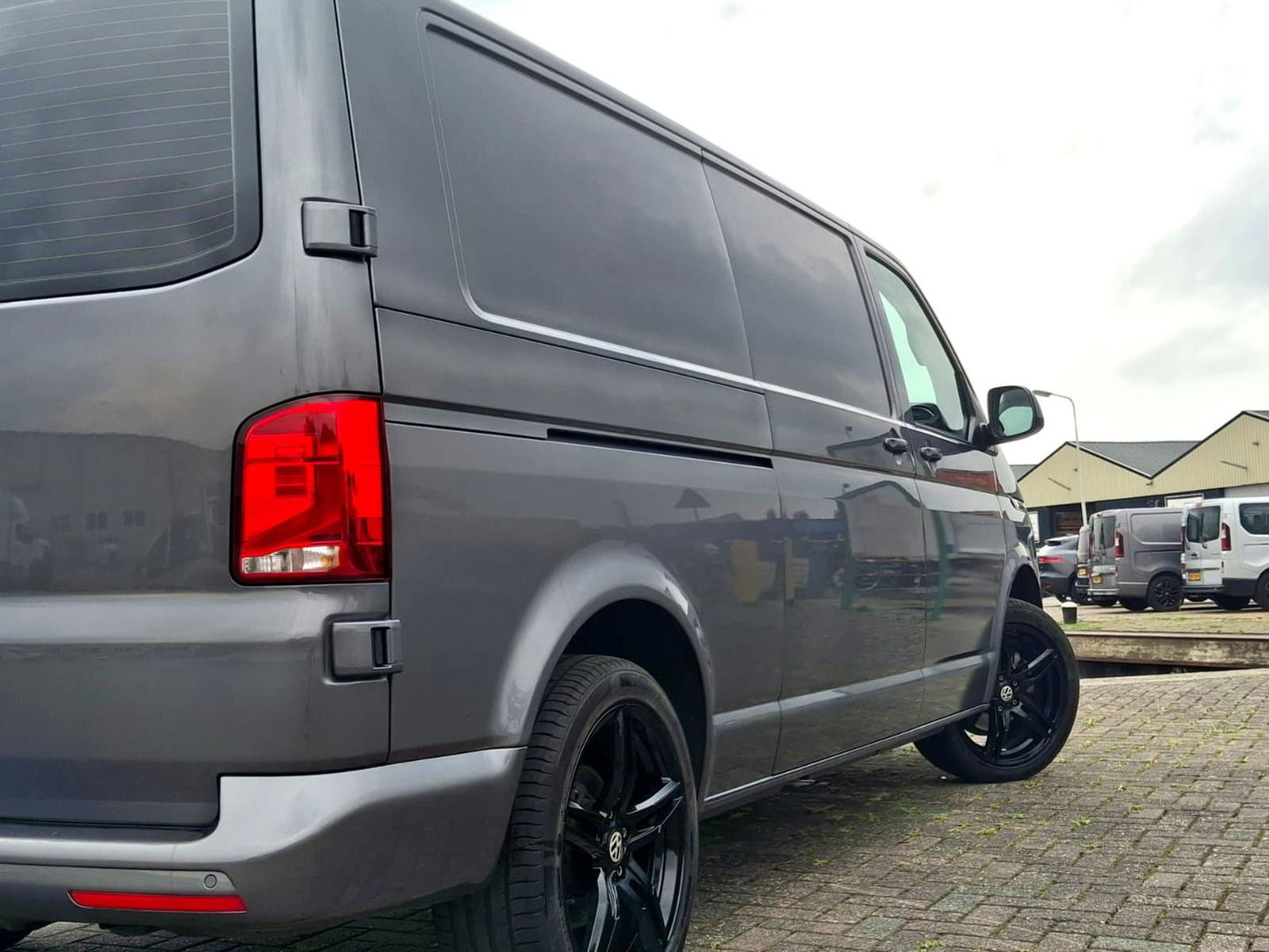 Volkswagen Transporter 2.0 TDI L2H1 Highline | ARMSTEUN | ACHTERUITRIJCAMERA | APPLE CARPLAY | 2x STOEL