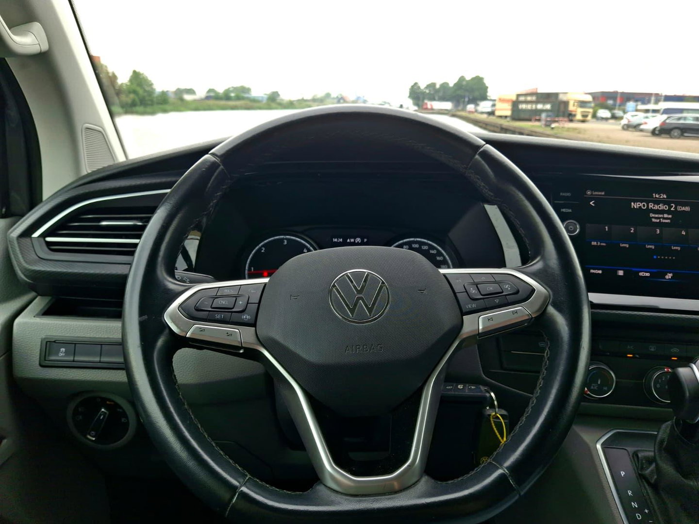 Volkswagen Transporter 2.0 TDI L2H1 Highline | ARMSTEUN | ACHTERUITRIJCAMERA | APPLE CARPLAY | 2x STOEL