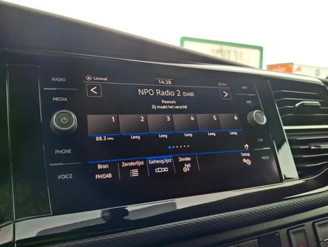 Volkswagen Transporter 2.0 TDI L2H1 Highline | ARMSTEUN | ACHTERUITRIJCAMERA | APPLE CARPLAY | 2x STOEL
