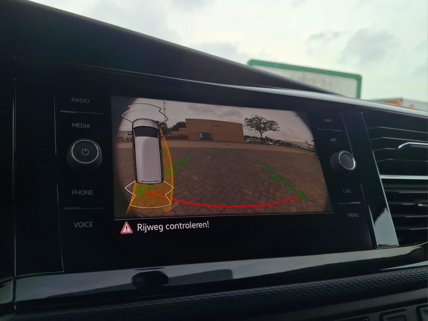 Volkswagen Transporter 2.0 TDI L2H1 Highline | ARMSTEUN | ACHTERUITRIJCAMERA | APPLE CARPLAY | 2x STOEL