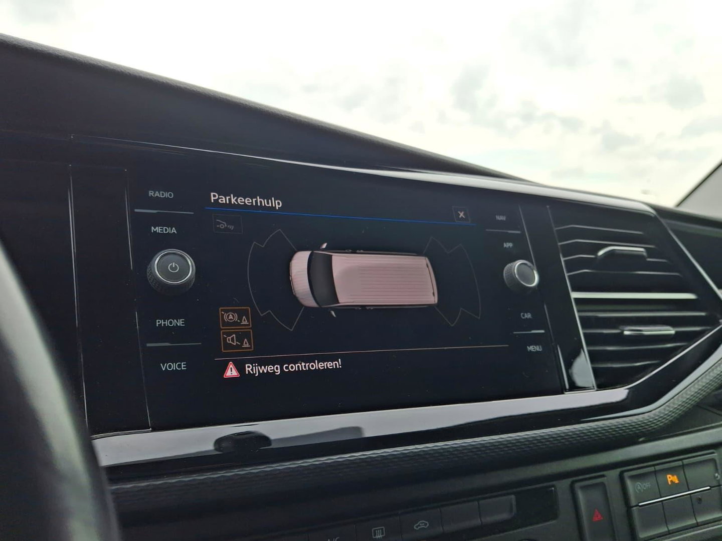 Volkswagen Transporter 2.0 TDI L2H1 Highline | ARMSTEUN | ACHTERUITRIJCAMERA | APPLE CARPLAY | 2x STOEL