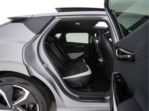 Kia Ev6 GT-Line AWD 77.4 kWh [3-Fase-11kW] (INCL-BTW) Aut. *PANO | HEAD-UP | LEATHER-ALCANTARA | ADAPTIVE-CRUISE | DIGI-COCKPIT | MERIDIAN-AUDIO | MEMORYPACK | FULL-LED | KEYLESS | TOPVIEW | DAB | BLINDSPOT | NAVI-FULLMAP | 20''ALU |