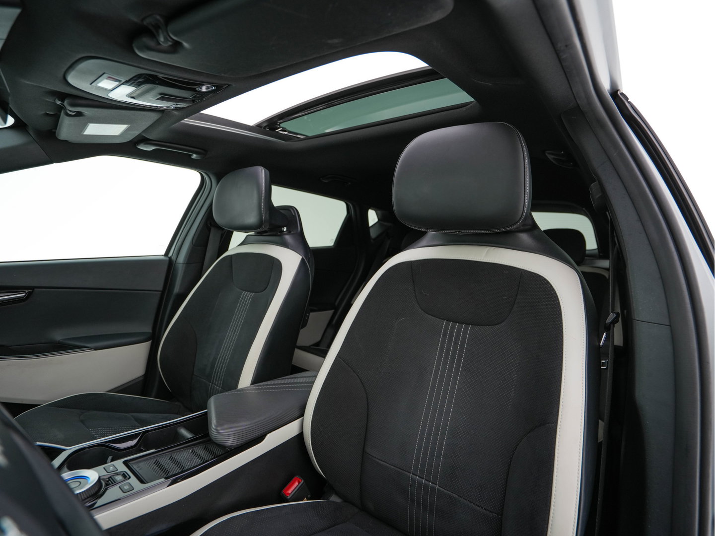 Kia Ev6 GT-Line AWD 77.4 kWh [3-Fase-11kW] (INCL-BTW) Aut. *PANO | HEAD-UP | LEATHER-ALCANTARA | ADAPTIVE-CRUISE | DIGI-COCKPIT | MERIDIAN-AUDIO | MEMORYPACK | FULL-LED | KEYLESS | TOPVIEW | DAB | BLINDSPOT | NAVI-FULLMAP | 20''ALU |