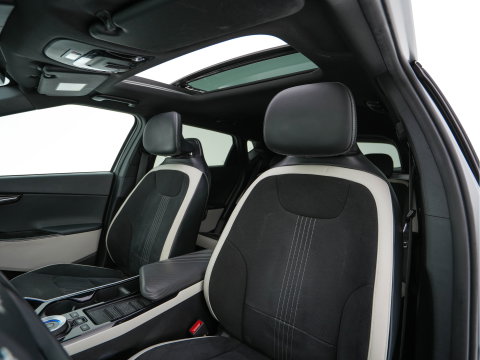 Kia Ev6 GT-Line AWD 77.4 kWh [3-Fase-11kW] (INCL-BTW) Aut. *PANO | HEAD-UP | LEATHER-ALCANTARA | ADAPTIVE-CRUISE | DIGI-COCKPIT | MERIDIAN-AUDIO | MEMORYPACK | FULL-LED | KEYLESS | TOPVIEW | DAB | BLINDSPOT | NAVI-FULLMAP | 20''ALU |