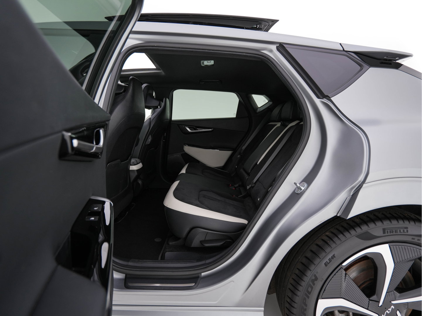 Kia Ev6 GT-Line AWD 77.4 kWh [3-Fase-11kW] (INCL-BTW) Aut. *PANO | HEAD-UP | LEATHER-ALCANTARA | ADAPTIVE-CRUISE | DIGI-COCKPIT | MERIDIAN-AUDIO | MEMORYPACK | FULL-LED | KEYLESS | TOPVIEW | DAB | BLINDSPOT | NAVI-FULLMAP | 20''ALU |