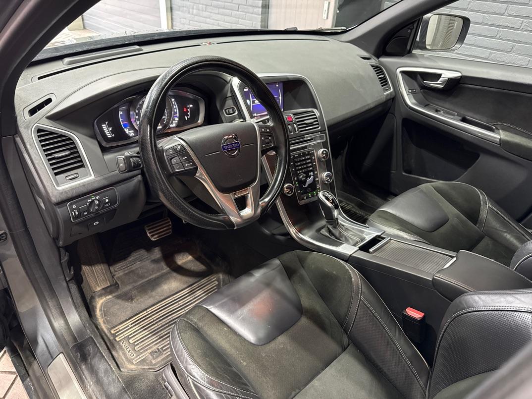 Volvo XC60 2.0 D4 AWD R-Design | Panoramadak | Trekhaak | BLIS | Standkachel | Stoel+Stuurverwarming | Camera | ACC