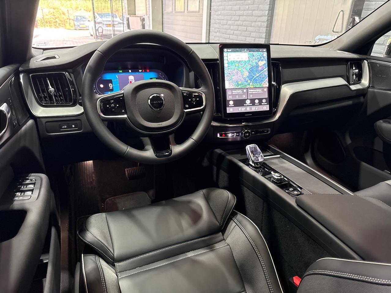 Volvo XC60 T6 Plus Black Edition | Harman/Kardon | Pilot Assist | Panoramadak | 360° Camera | Head-Up | Stoel+Stuurverwarming | 21 Inch