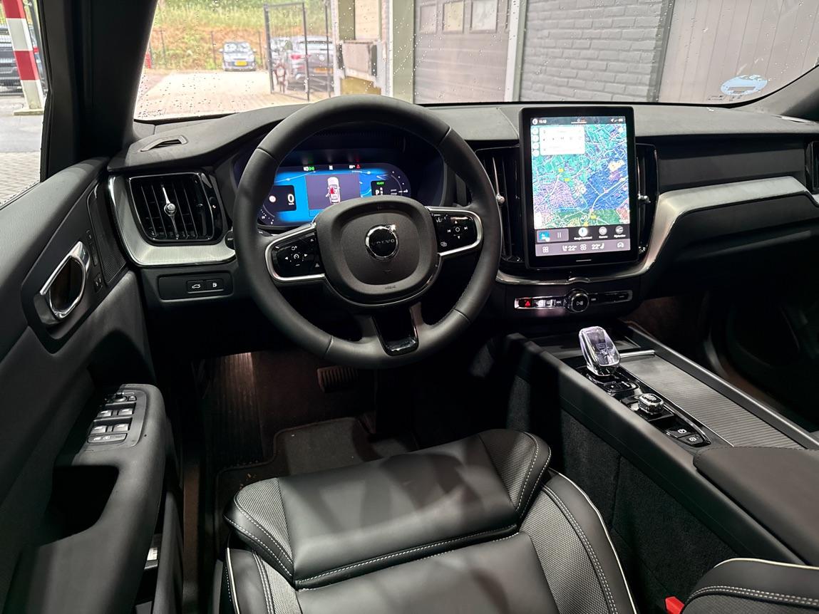 Volvo XC60 T6 Plus Black Edition | Harman/Kardon | Pilot Assist | Panoramadak | 360° Camera | Head-Up | Stoel+Stuurverwarming | 21 Inch