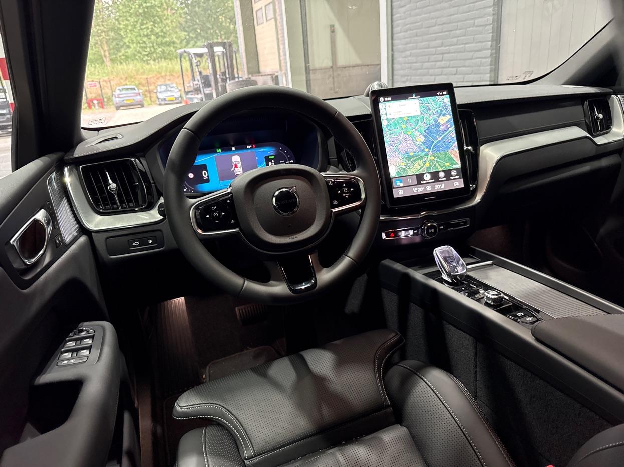 Volvo XC60 T6 Ultra Black Edition | 22 Inch | Luchtvering | Bowers & Wilkins | 360° Camera | Stoelventilatie