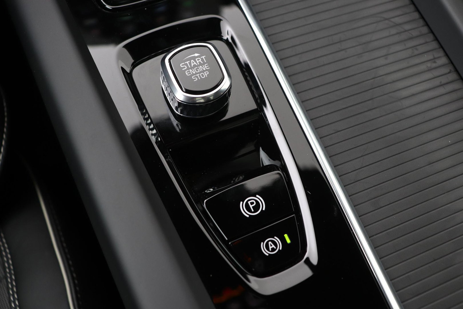 Volvo XC60 T6 Plus Black Edition | Harman/Kardon | Panoramadak | Head-Up | 360-camera
