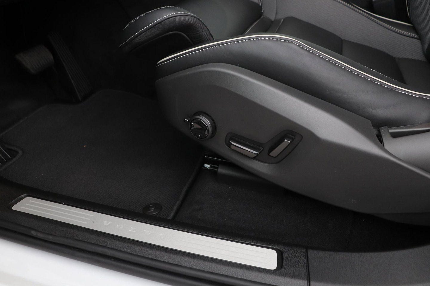 Volvo XC60 T6 Plus Black Edition | Harman/Kardon | Panoramadak | Head-Up | 360-camera