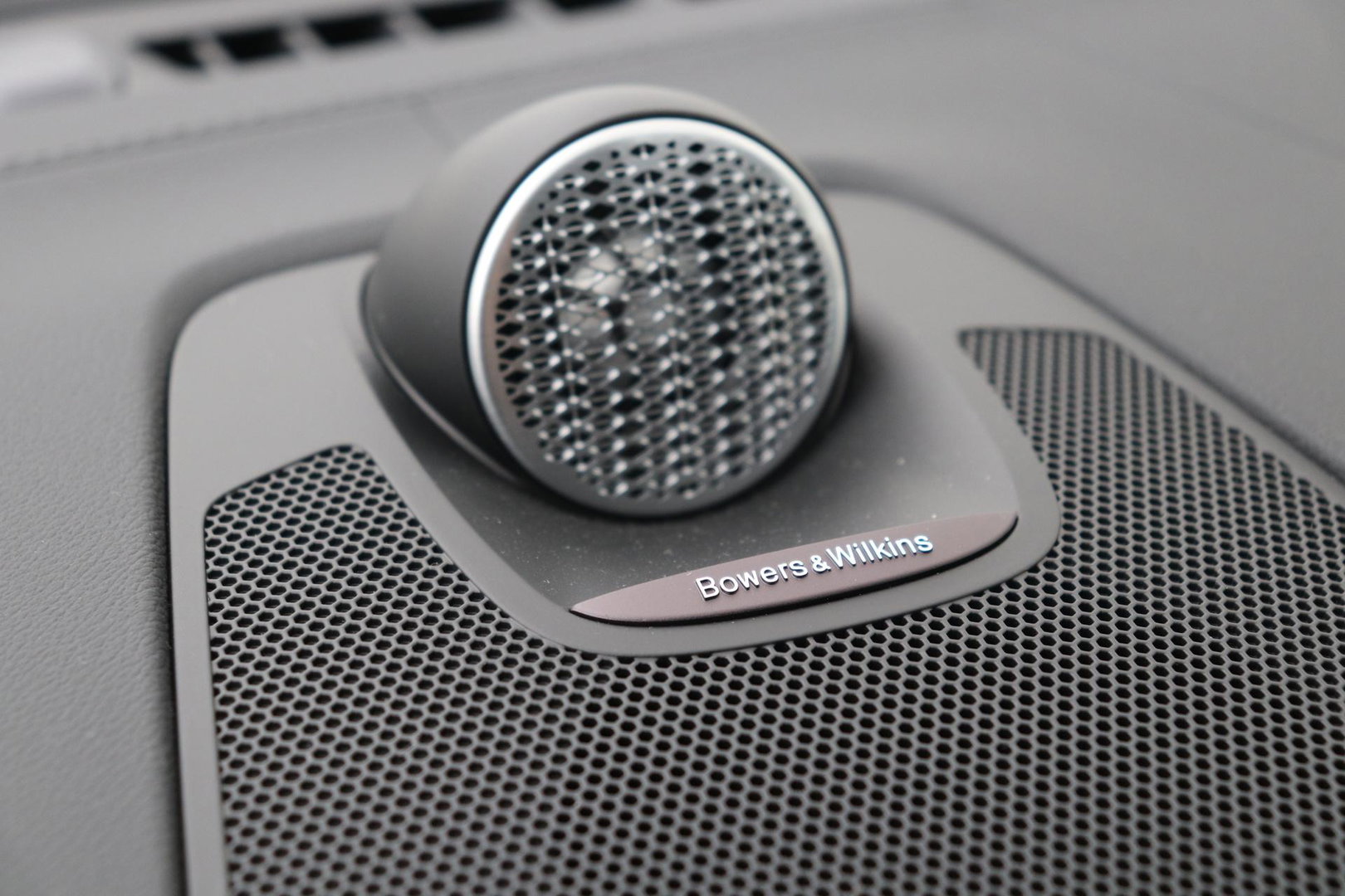 Volvo XC60 T6 Plus Black Edition | Luchtvering | Stoelventilatie | Bowers & Wilkins | Head-up | Stoelventilatie