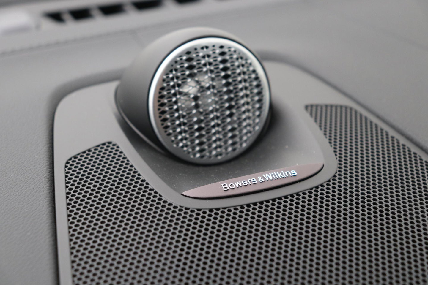 Volvo XC60 T6 Plus Black Edition | Luchtvering | Stoelventilatie | Bowers & Wilkins | Head-up | Stoelventilatie