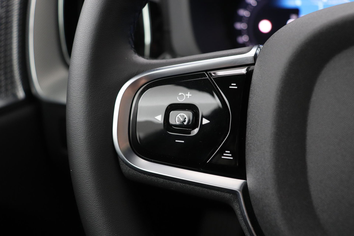 Volvo XC60 T6 Plus Black Edition | Luchtvering | Stoelventilatie | Bowers & Wilkins | Head-up | Stoelventilatie