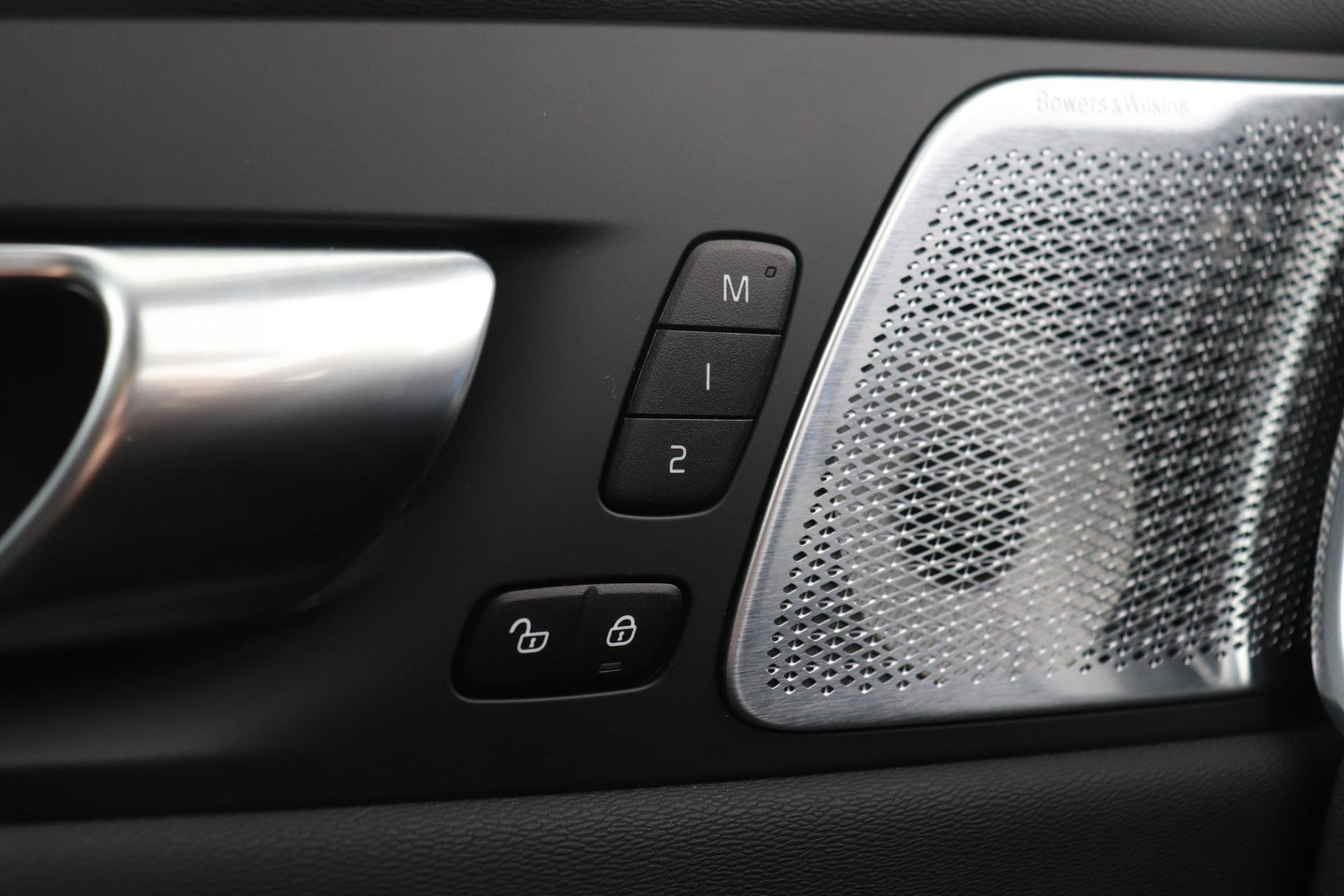 Volvo XC60 T6 Plus Black Edition | Luchtvering | Stoelventilatie | Bowers & Wilkins | Head-up | Stoelventilatie