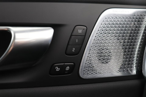 Volvo XC60 T6 Plus Black Edition | Luchtvering | Stoelventilatie | Bowers & Wilkins | Head-up | Stoelventilatie