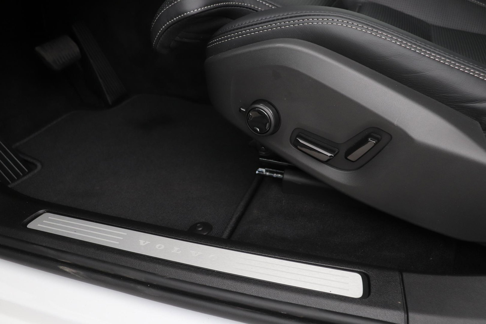 Volvo XC60 T6 Plus Black Edition | Luchtvering | Stoelventilatie | Bowers & Wilkins | Head-up | Stoelventilatie