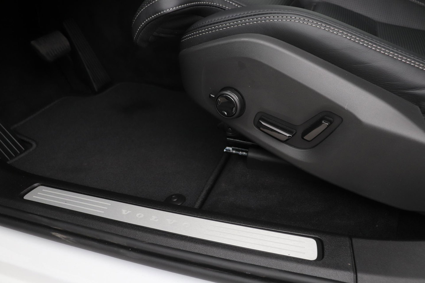Volvo XC60 T6 Plus Black Edition | Luchtvering | Stoelventilatie | Bowers & Wilkins | Head-up | Stoelventilatie