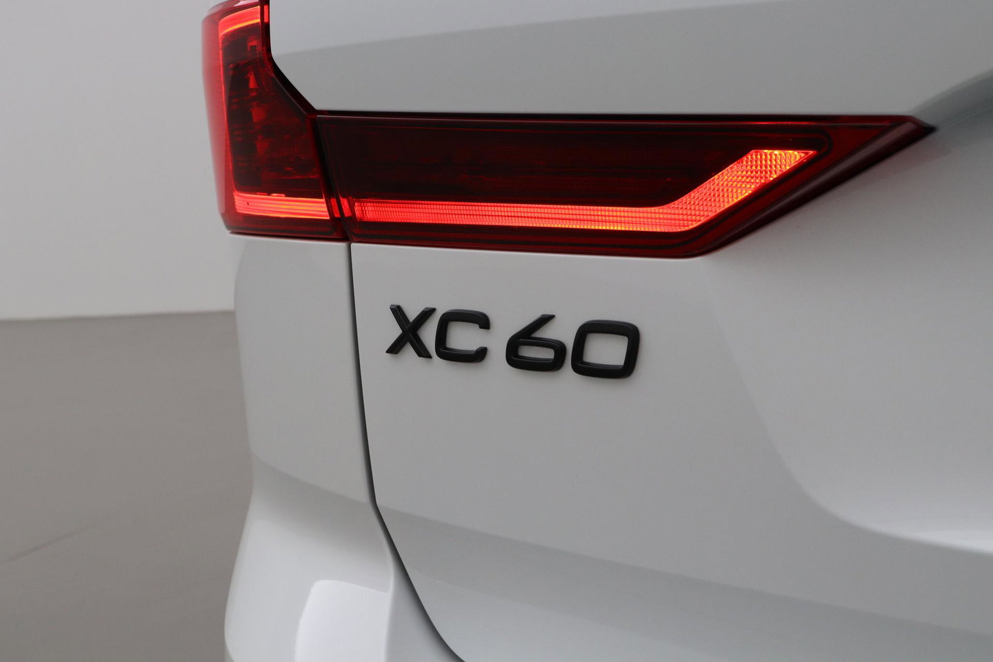 Volvo XC60 T6 Plus Black Edition | Luchtvering | Stoelventilatie | Bowers & Wilkins | Head-up | Stoelventilatie
