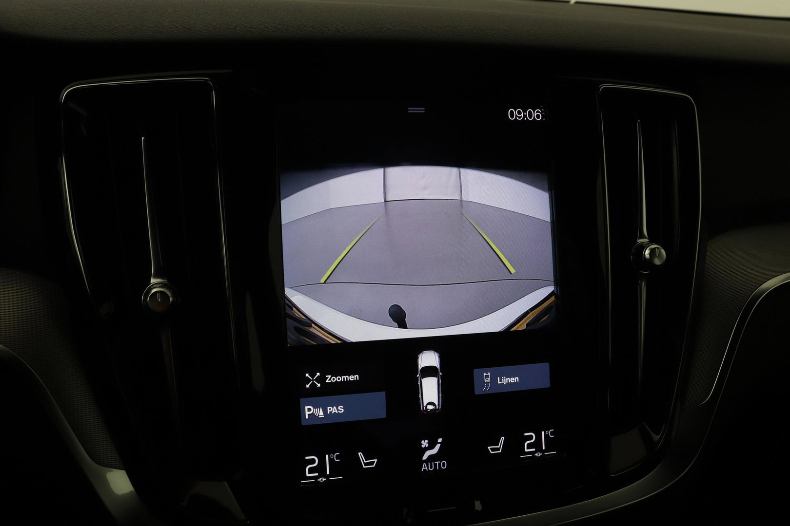 Volvo V60 2.0 T6 Twin Engine AWD R-Design | Trekhaak | Camera | 19 inch | Leder | Stoelverwarming