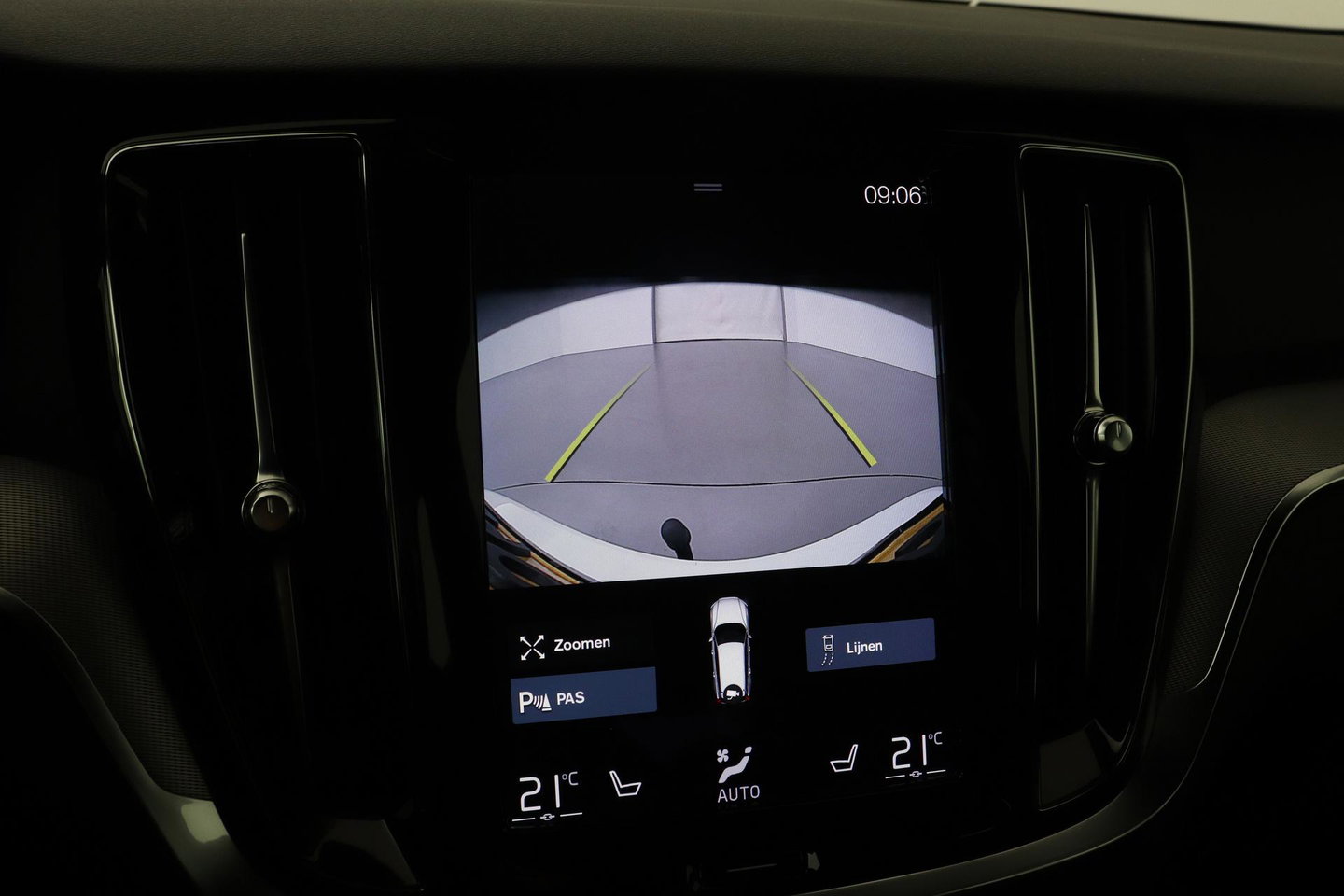 Volvo V60 2.0 T6 Twin Engine AWD R-Design | Trekhaak | Camera | 19 inch | Leder | Stoelverwarming