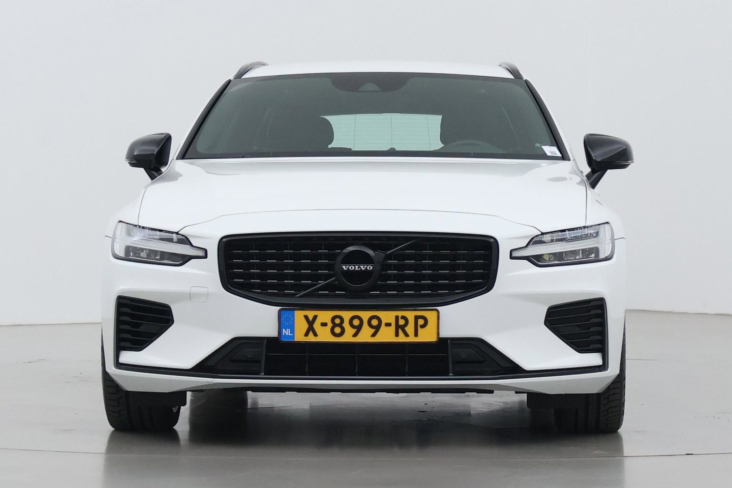 Volvo V60 2.0 T6 Twin Engine AWD R-Design | Trekhaak | Camera | 19 inch | Leder | Stoelverwarming