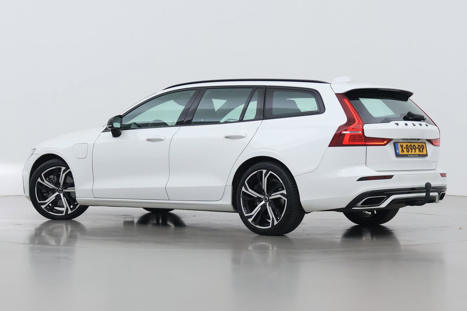 Volvo V60 2.0 T6 Twin Engine AWD R-Design | Trekhaak | Camera | 19 inch | Leder | Stoelverwarming