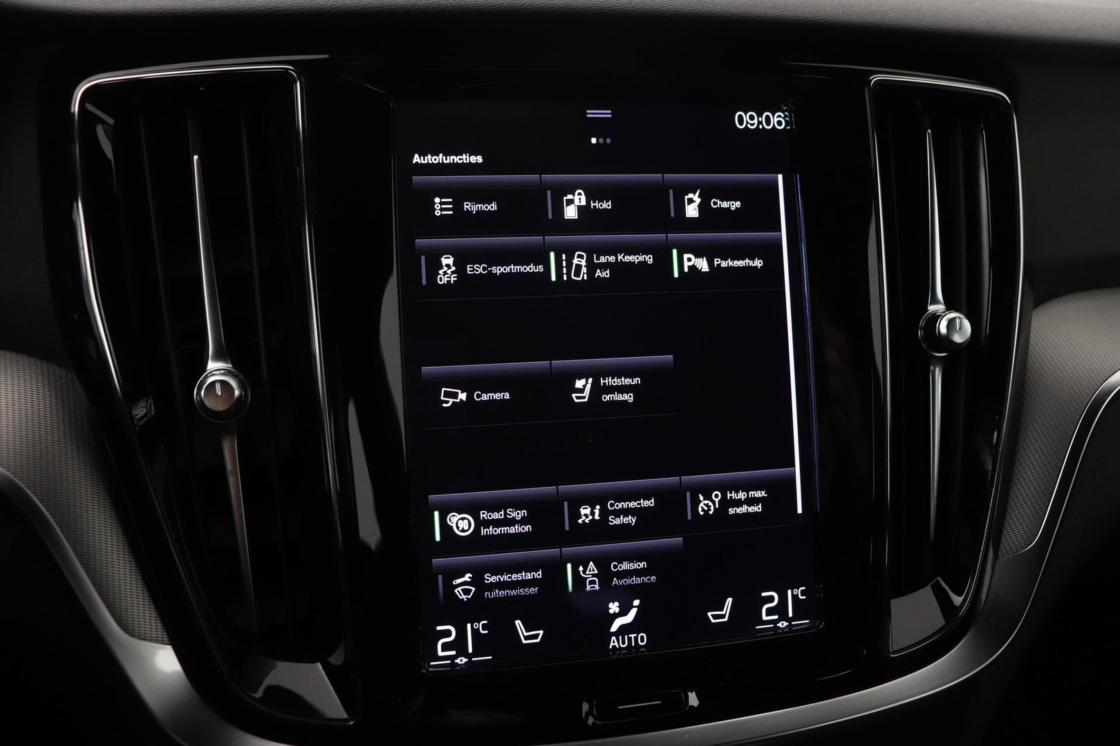 Volvo V60 2.0 T6 Twin Engine AWD R-Design | Trekhaak | Camera | 19 inch | Leder | Stoelverwarming