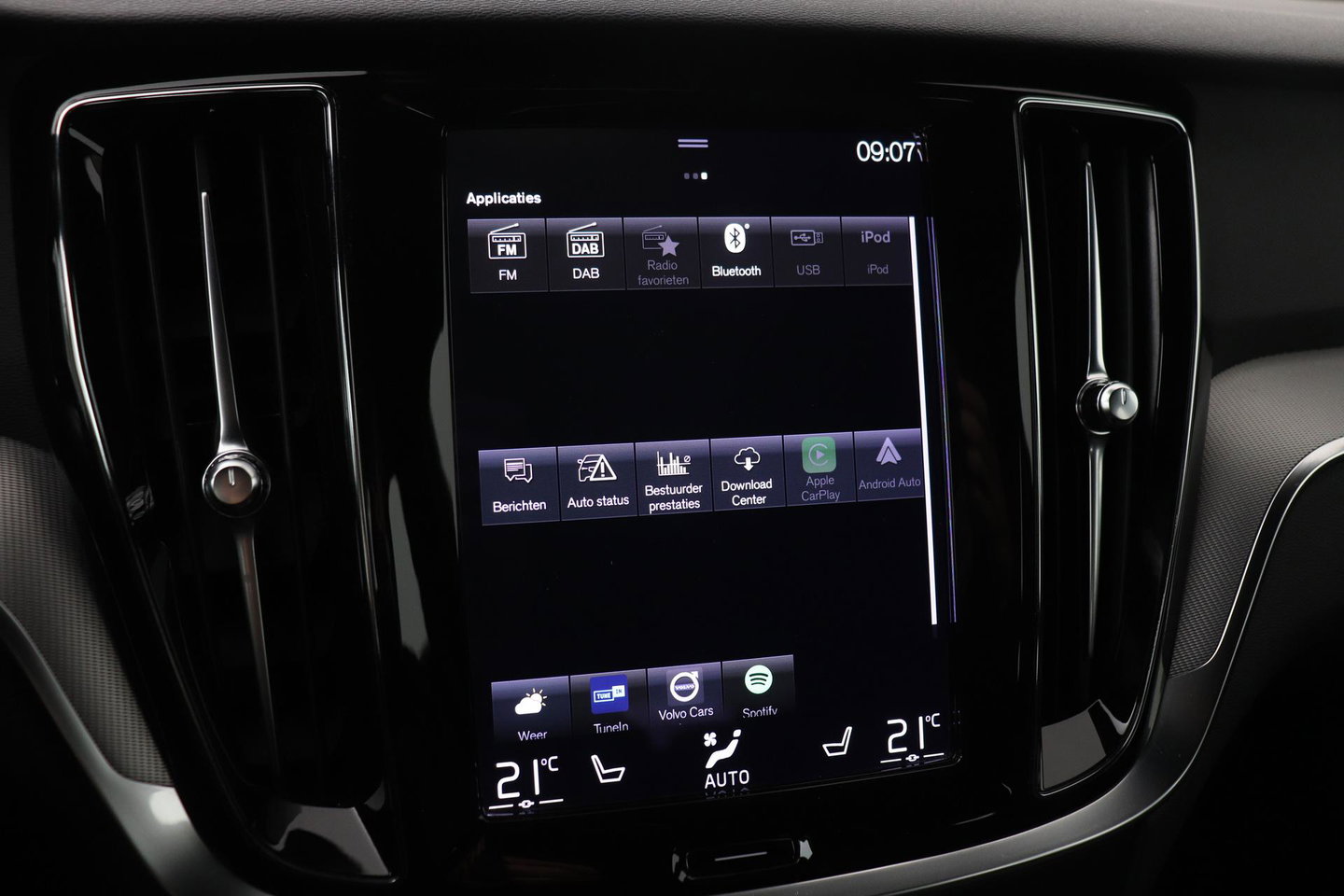 Volvo V60 2.0 T6 Twin Engine AWD R-Design | Trekhaak | Camera | 19 inch | Leder | Stoelverwarming