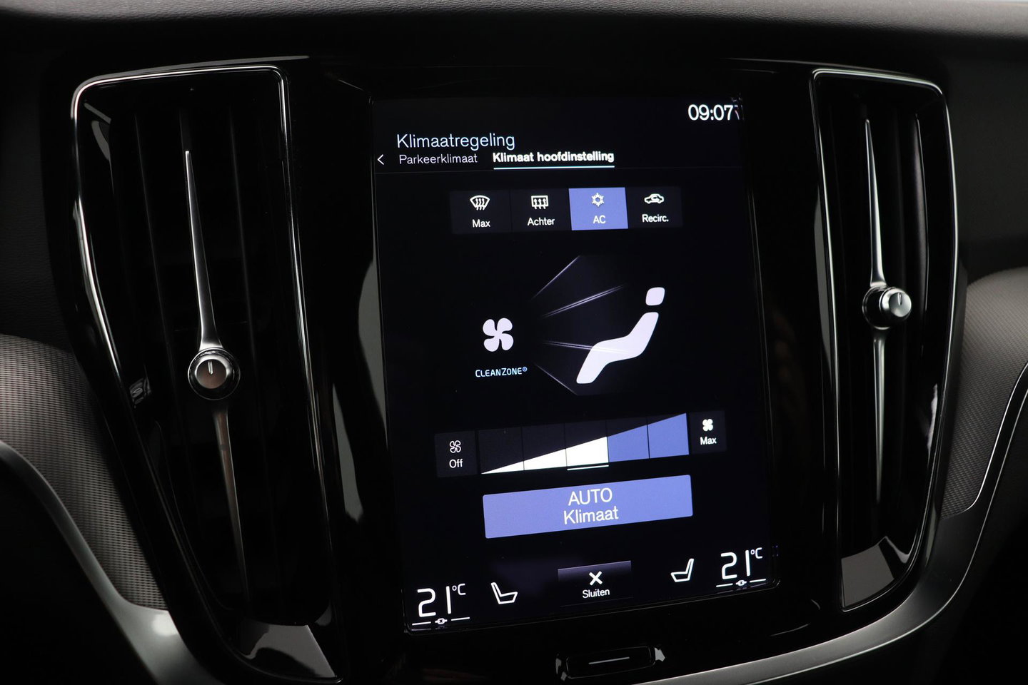 Volvo V60 2.0 T6 Twin Engine AWD R-Design | Trekhaak | Camera | 19 inch | Leder | Stoelverwarming