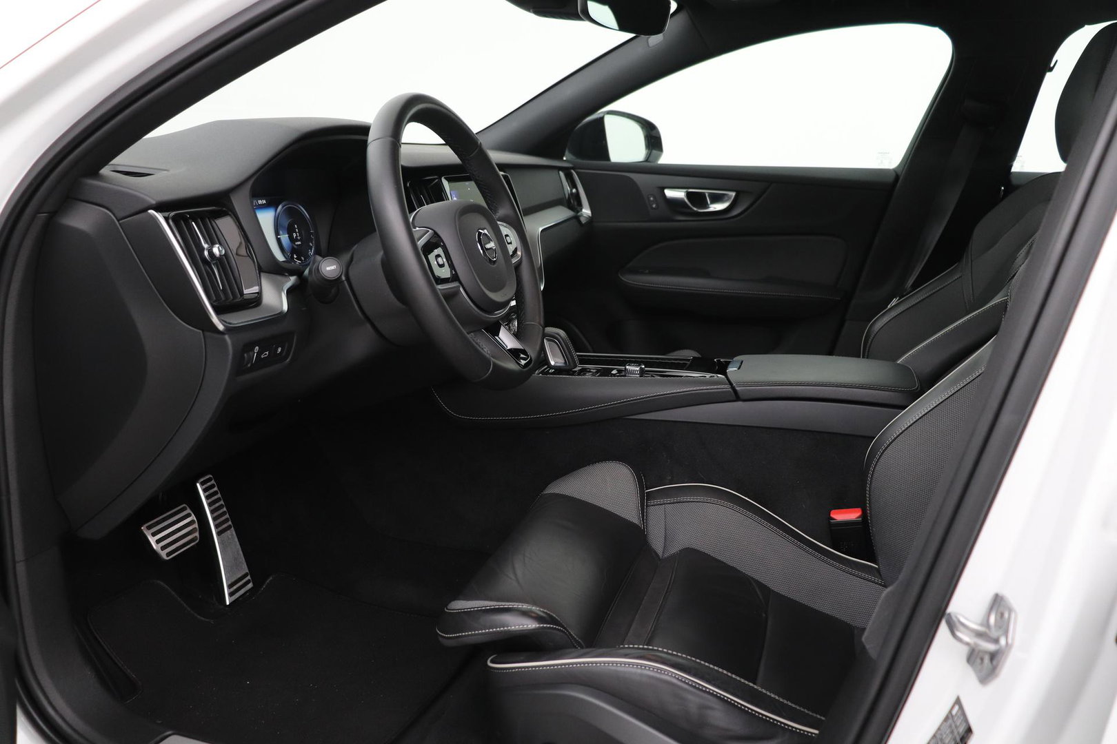 Volvo V60 2.0 T6 Twin Engine AWD R-Design | Trekhaak | Camera | 19 inch | Leder | Stoelverwarming