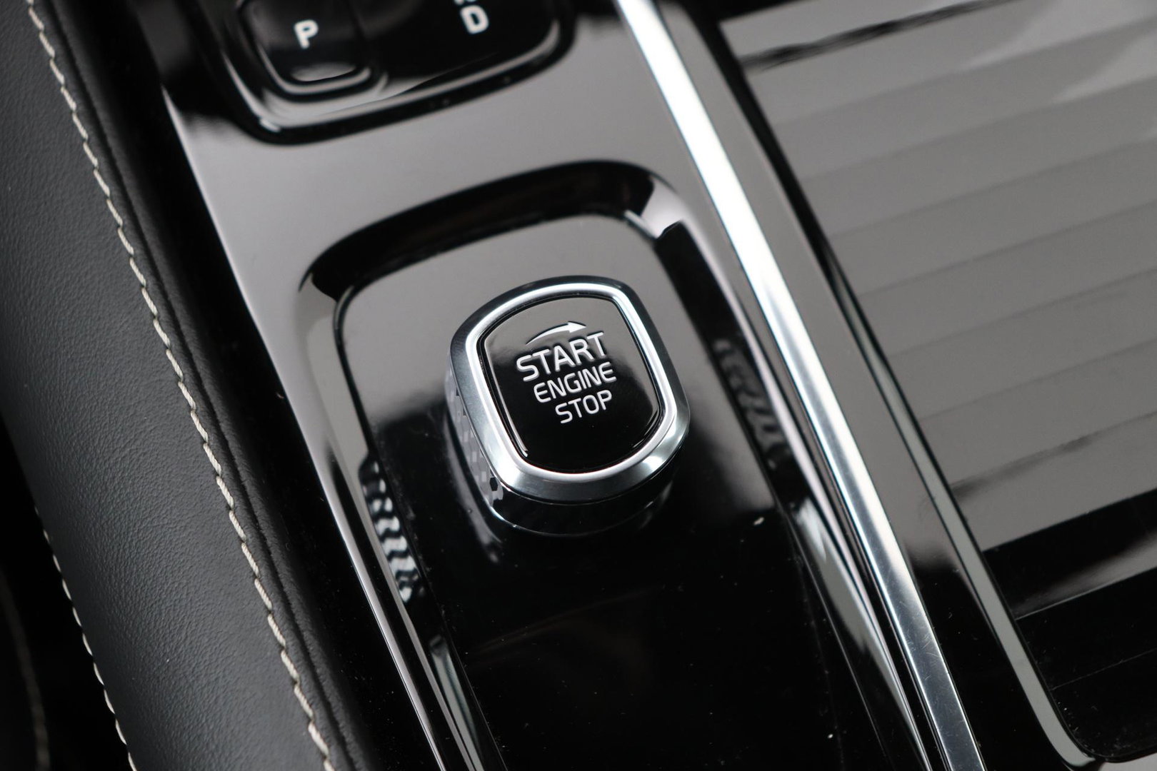 Volvo V60 2.0 T6 Twin Engine AWD R-Design | Trekhaak | Camera | 19 inch | Leder | Stoelverwarming