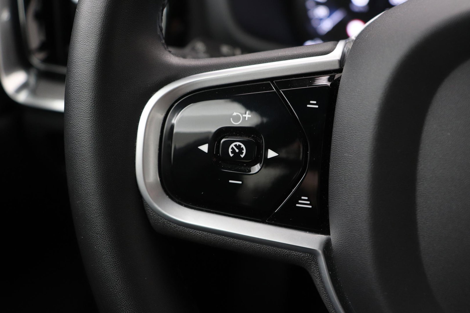 Volvo V60 2.0 T6 Twin Engine AWD R-Design | Trekhaak | Camera | 19 inch | Leder | Stoelverwarming