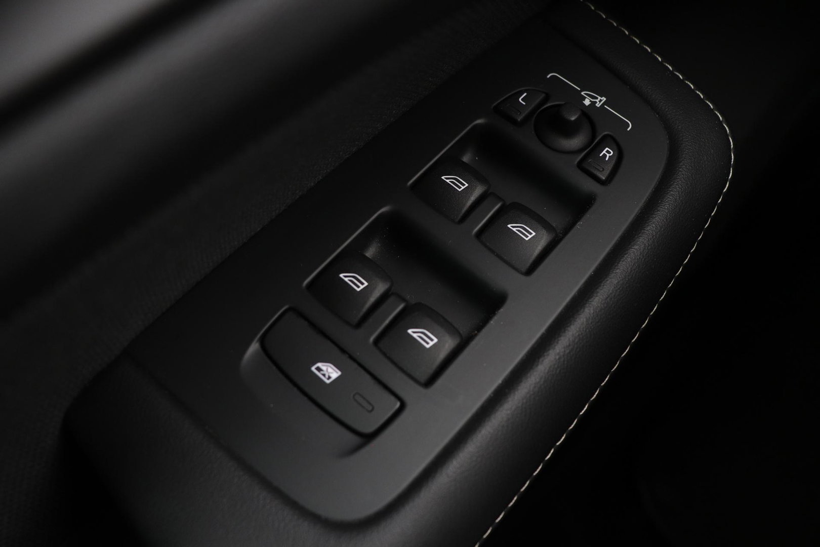 Volvo V60 2.0 T6 Twin Engine AWD R-Design | Trekhaak | Camera | 19 inch | Leder | Stoelverwarming
