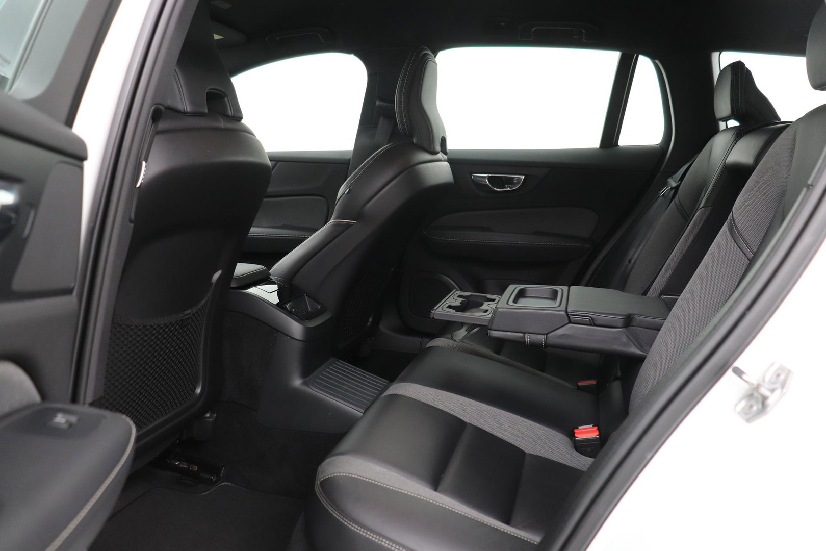 Volvo V60 2.0 T6 Twin Engine AWD R-Design | Trekhaak | Camera | 19 inch | Leder | Stoelverwarming
