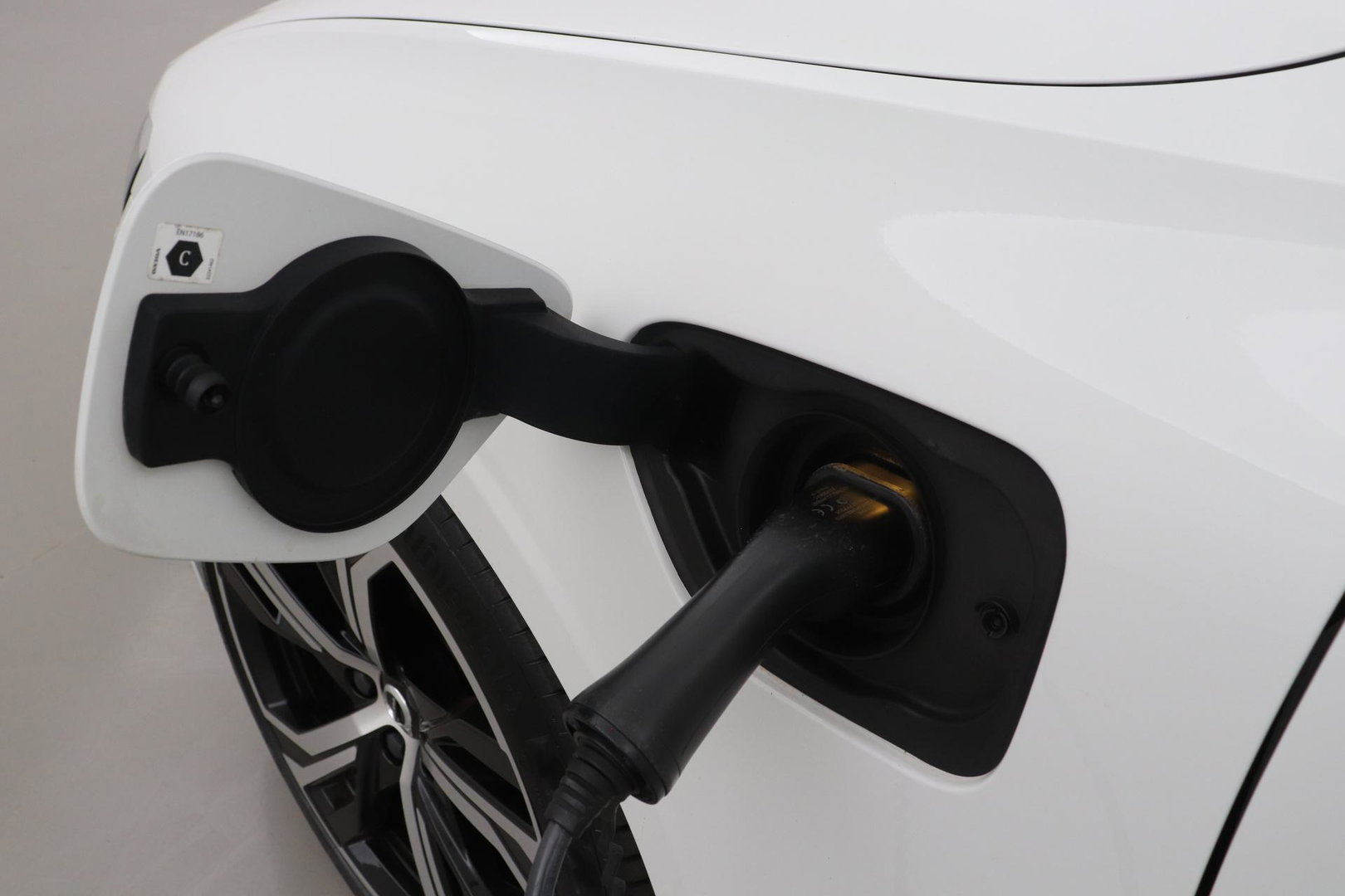 Volvo V60 2.0 T6 Twin Engine AWD R-Design | Trekhaak | Camera | 19 inch | Leder | Stoelverwarming