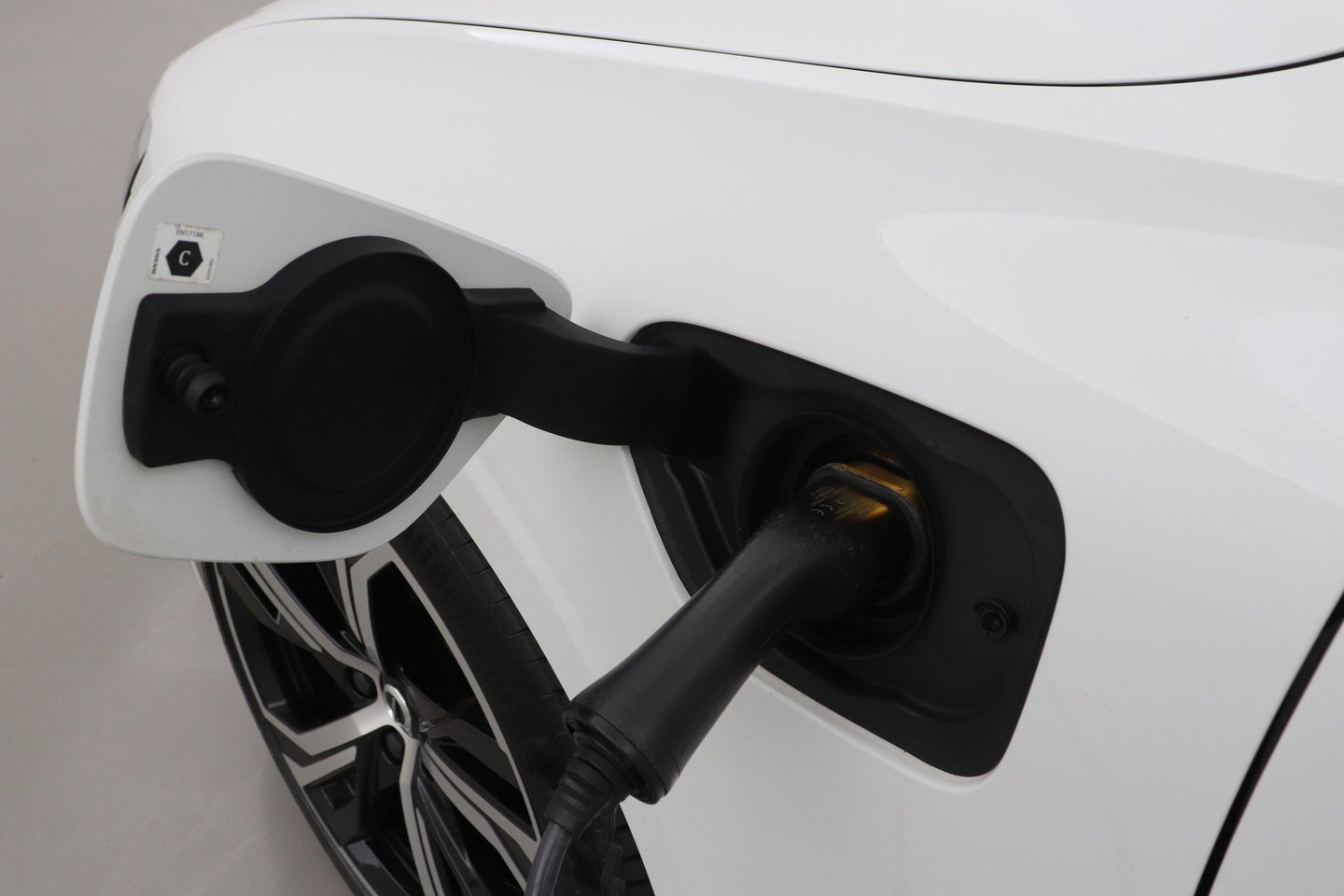 Volvo V60 2.0 T6 Twin Engine AWD R-Design | Trekhaak | Camera | 19 inch | Leder | Stoelverwarming