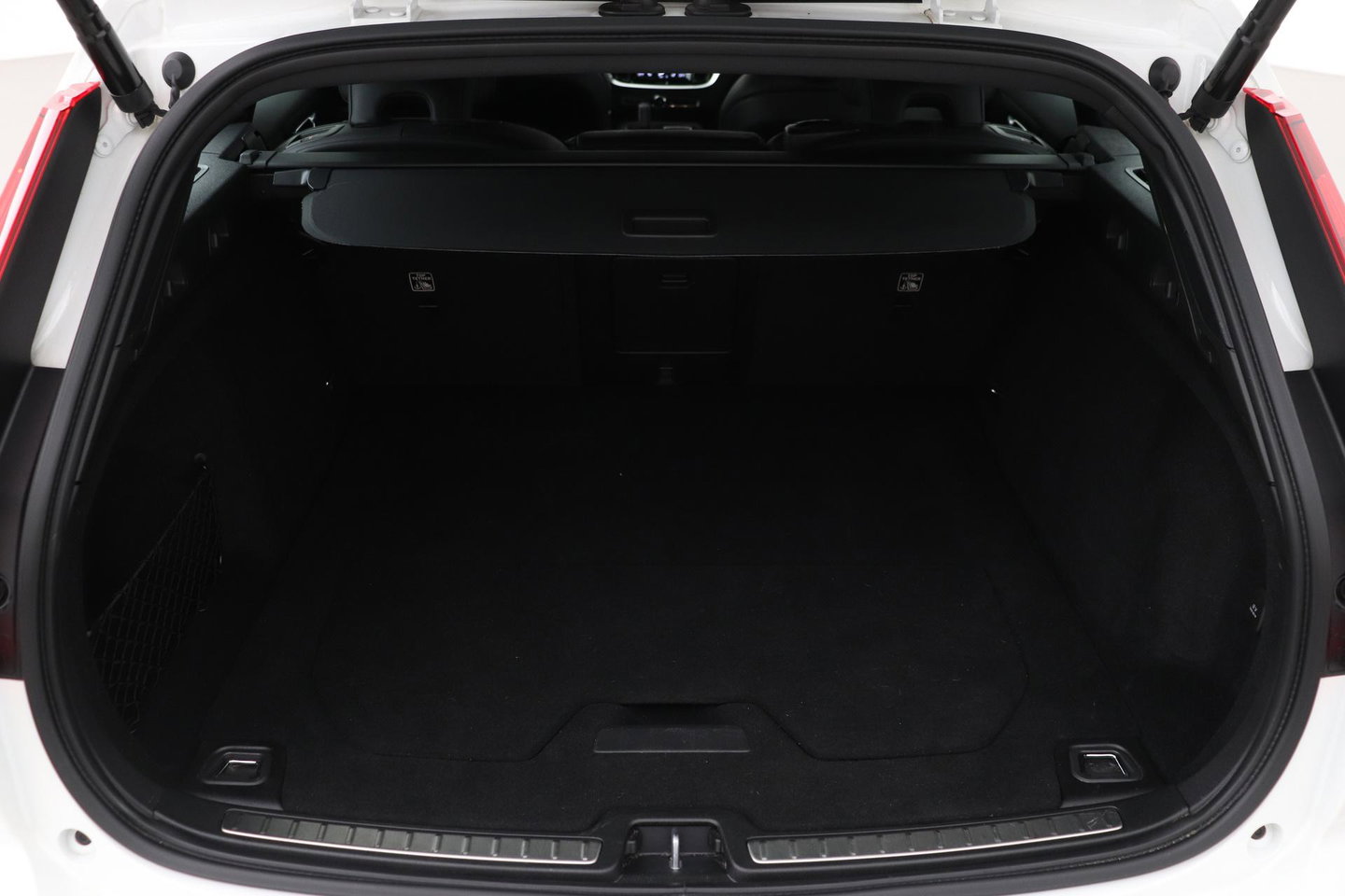 Volvo V60 2.0 T6 Twin Engine AWD R-Design | Trekhaak | Camera | 19 inch | Leder | Stoelverwarming