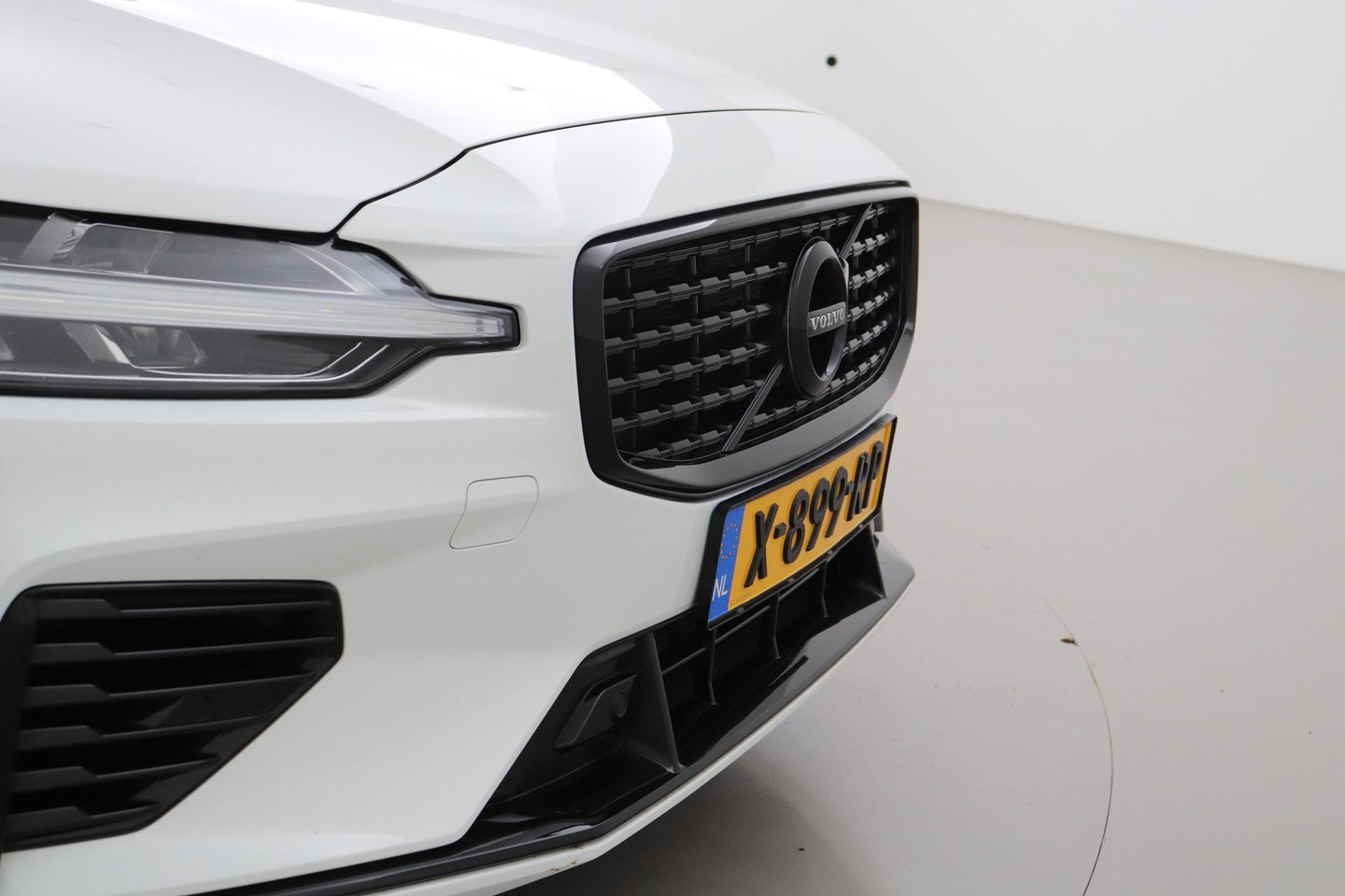 Volvo V60 2.0 T6 Twin Engine AWD R-Design | Trekhaak | Camera | 19 inch | Leder | Stoelverwarming