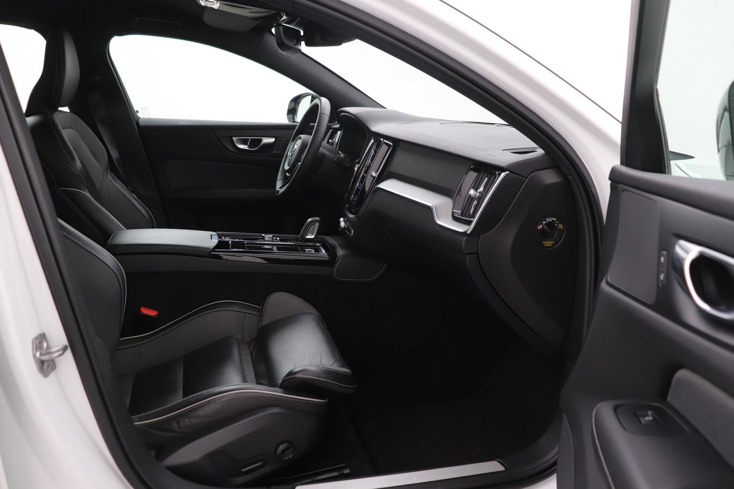 Volvo V60 2.0 T6 Twin Engine AWD R-Design | Trekhaak | Camera | 19 inch | Leder | Stoelverwarming