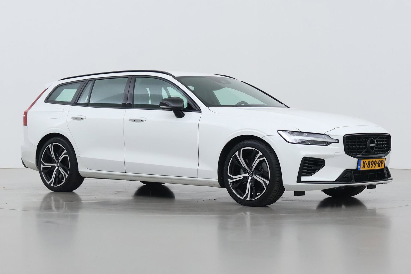 Volvo V60 2.0 T6 Twin Engine AWD R-Design | Trekhaak | Camera | 19 inch | Leder | Stoelverwarming